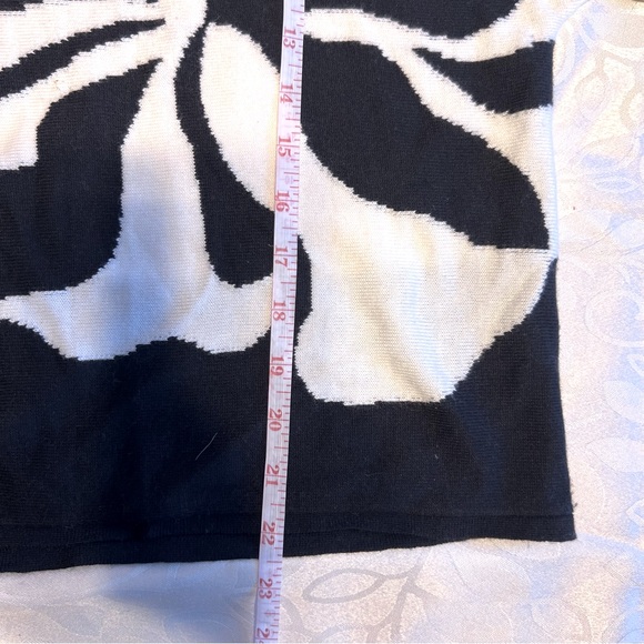 Tommy Bahama XS Black & White Design good for S/M Soft two-third Sleeve - Picture 10 of 10